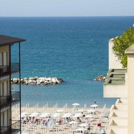 Hotel Nautilus Cattolica Exteriör bild