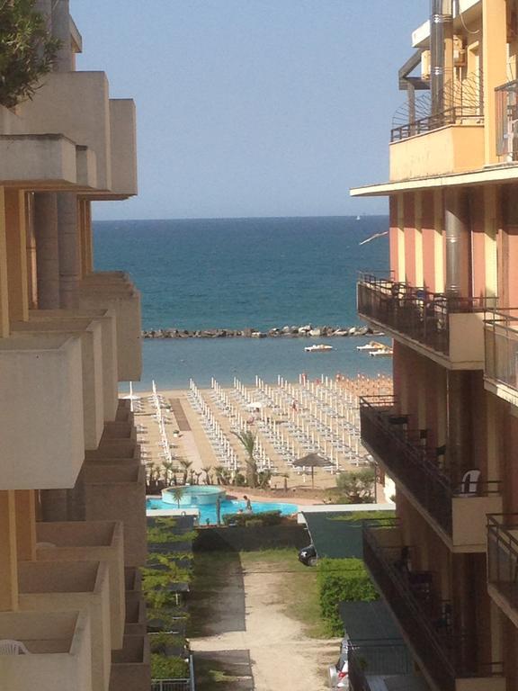 Hotel Nautilus Cattolica Exteriör bild