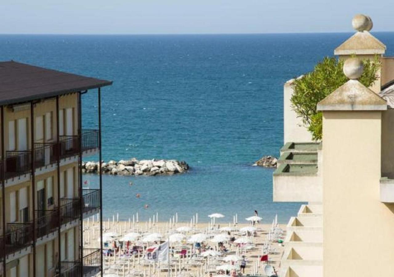 Hotel Nautilus Cattolica Exteriör bild